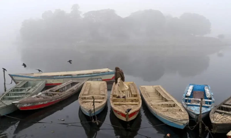 Severe cold engulfs country, school hours adjusted