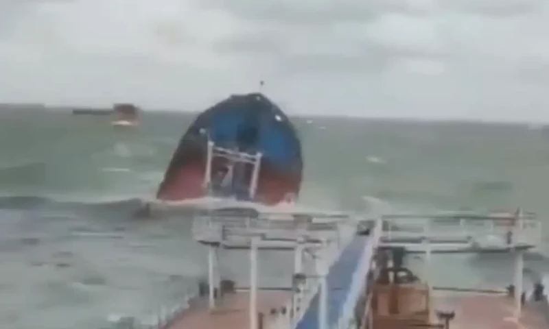 سمندری طوفان کی زد میں آکر روسی آئل ٹینکر دو حصوں میں تقسیم سمندری طوفان کی زد میں آکر روسی آئل ٹینکر دو حصوں میں تقسیم