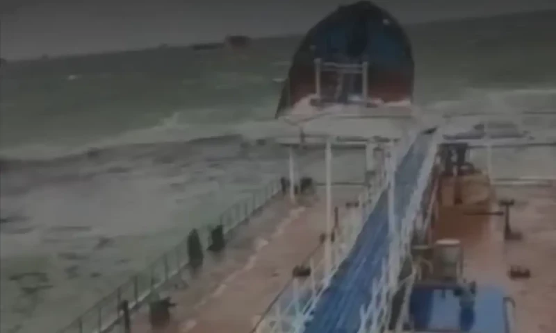 Two Russian oil tankers wrecked in Black Sea, causing oil spill