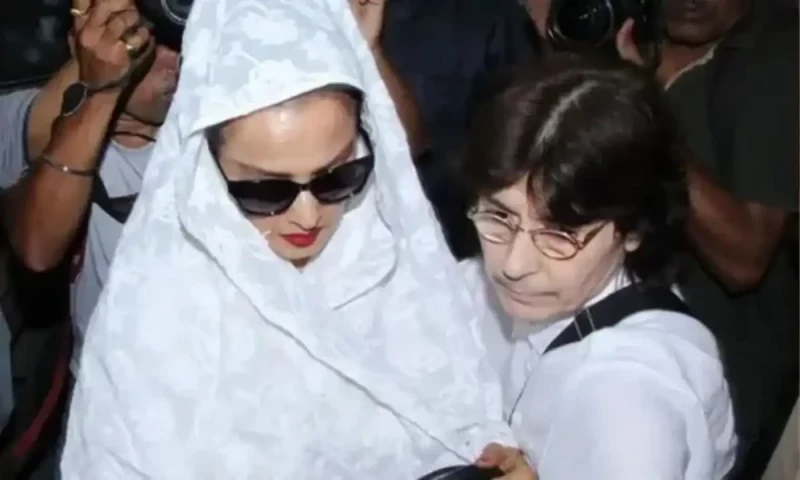 Is Rekha romantically involved with her manager? New book makes startling claim