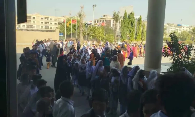 How much discount was offered on books at Karachi International Book Fair