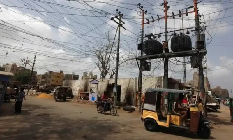 Residents alarmed as electric poles get stolen in Karachi&rsquo;s residential areas