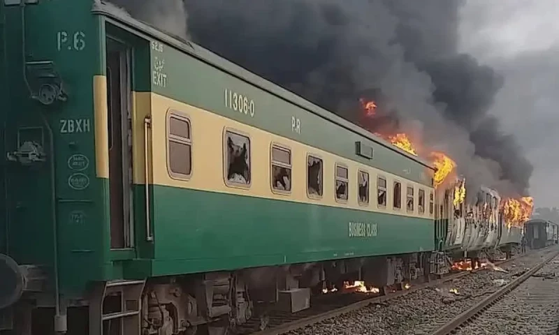 Fire breaks out in Tezgam Express on the way to Karachi