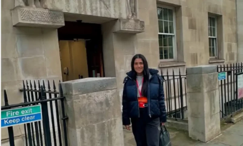 Ayeza Khan announces her enrollment in acting school