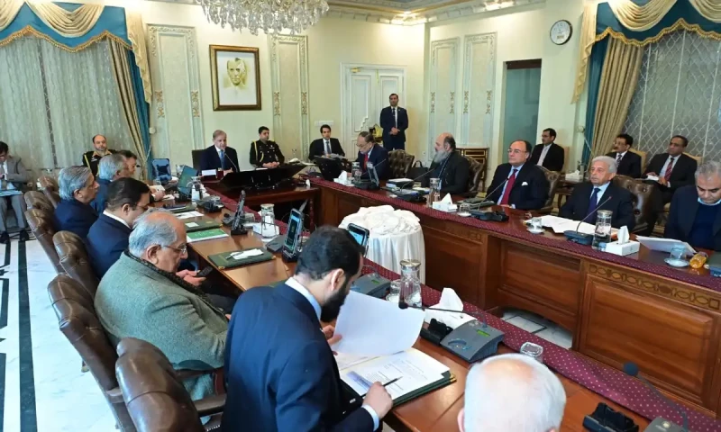 Committee urges cabinet to cut four ministries staff by 30%