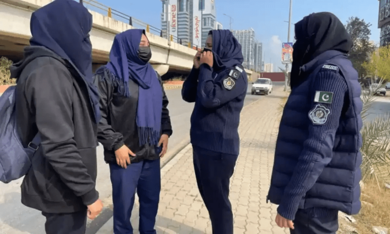 Female cop beats up Bykea rider in Islamabad