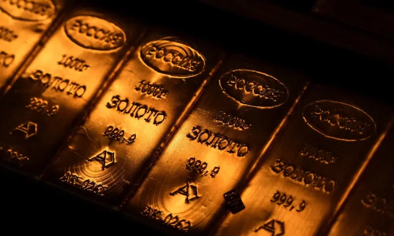 Gold prices fall in both international and local market