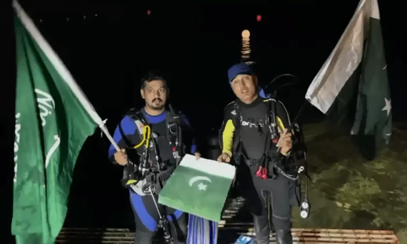 Pakistani youth celebrate New Year underwater in Saudi Arabia