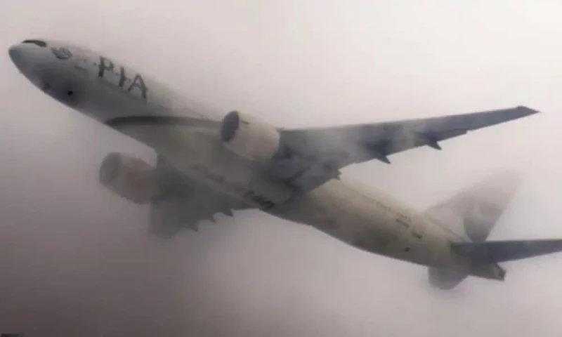 Severe fog disrupts flight operations across Pakistan