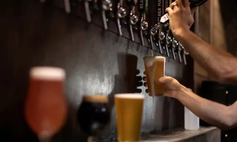 US surgeon general urges cancer warnings for alcoholic drinks
