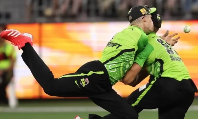 Cameron Bancroft, Daniel Sams hospitalised after horrific collision in BBL match