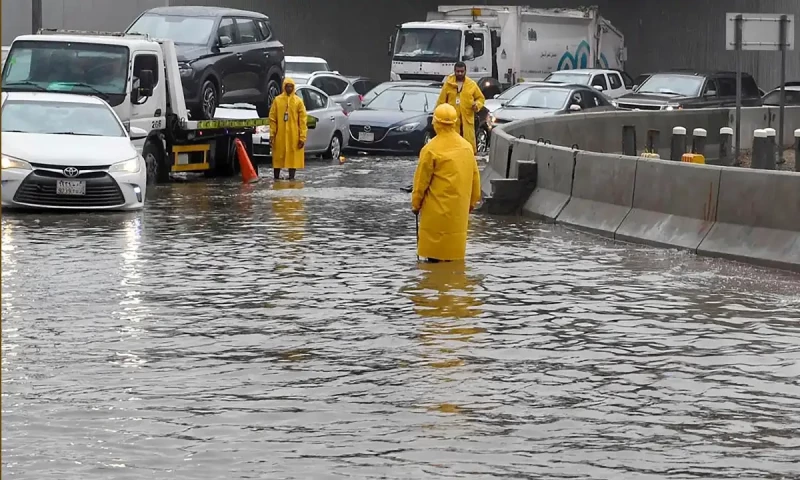 Severe rainfall causes flooding, traffic disruptions in Saudi Arabia