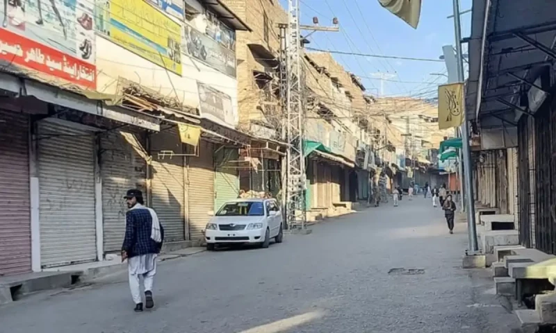 Supply convoys to Parachinar stalled five days after peace agreement, 29 trucks left stranded