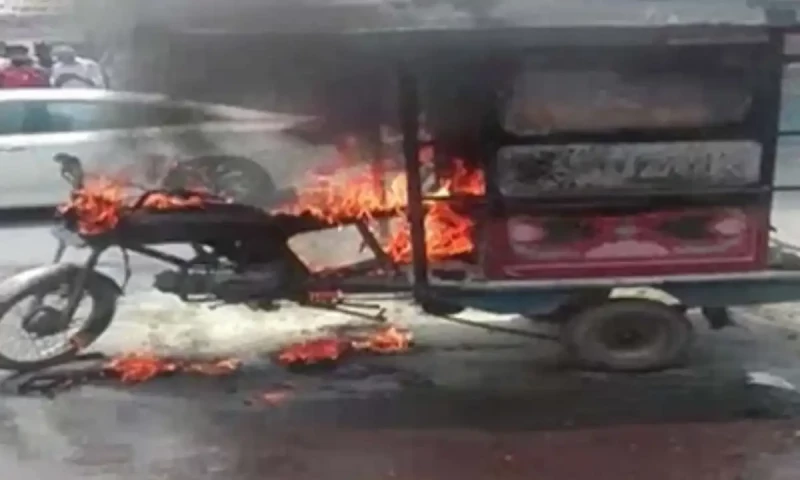 Traffic police set fire to rickshaw of impoverished driver in Mardan