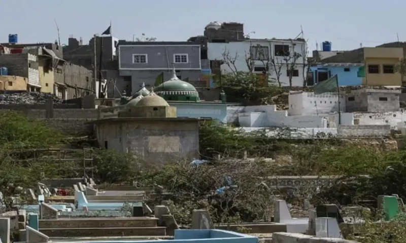 Karachi mayor sets standard burial rates at cemeteries
