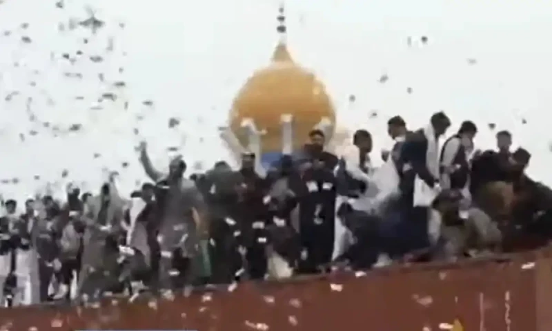 Groom&rsquo;s brothers, friends shower money at wedding in Punjab&rsquo;s Sialkot