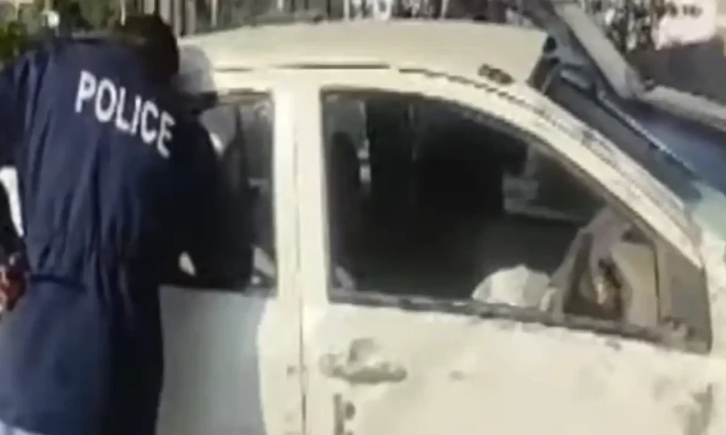 Speedy car hits footpath in Karachi&rsquo;s Shahrah-e-Faisal, leaving passerby dead