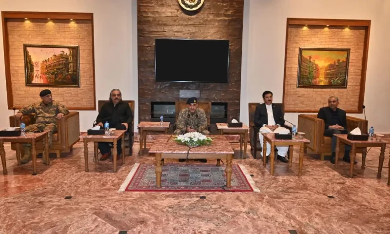 Army chief says rift between army and public is &lsquo;false narrative&rsquo;
