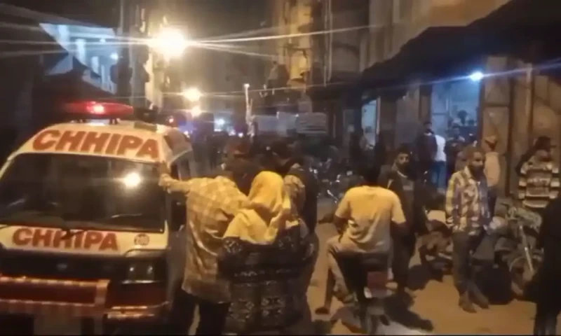 Cracker explosion injures one person in Lyari