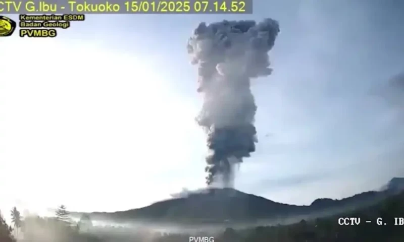 Rescuers evacuate 3,000 residents near Indonesia&rsquo;s Mount Ibu after volcanic eruption