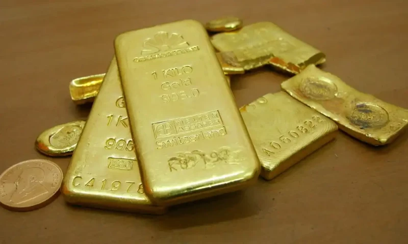 Gold prices decrease after big increase in Pakistan