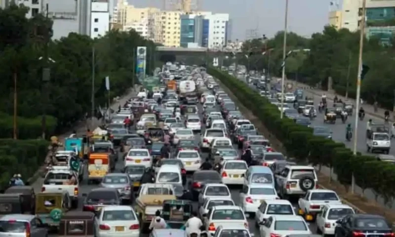 Traffic chaos at Karachi&rsquo;s Shahrah-e-Faisal as people protest against power outages