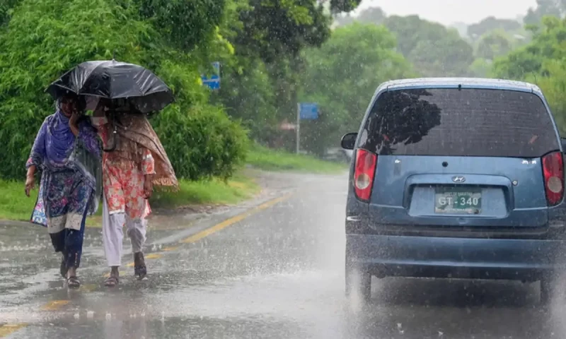 Cool winds grip Karachi after rain, snowfall in Quetta