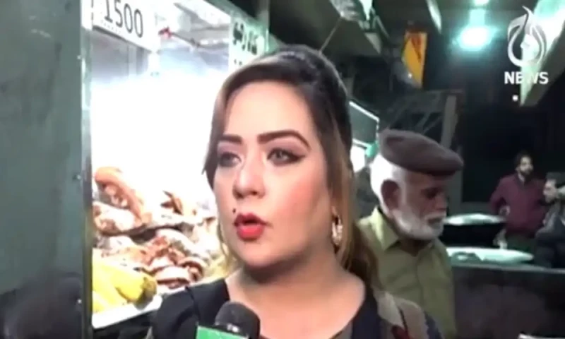 Woman with master&rsquo;s degree makes a splash in Lahore&rsquo;s fish market