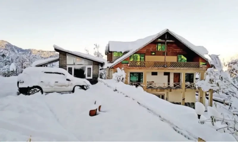 Fresh snowfall draws tourists to Kaghan Valley