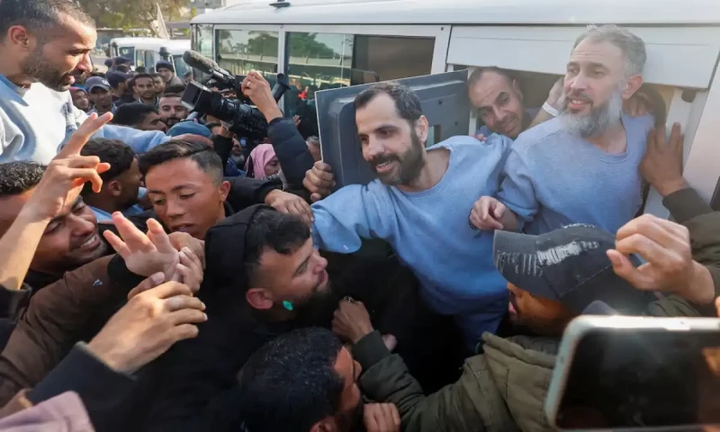 Four Israeli soldiers swapped for 200 Palestinians; north Gaza shut over hostage still held