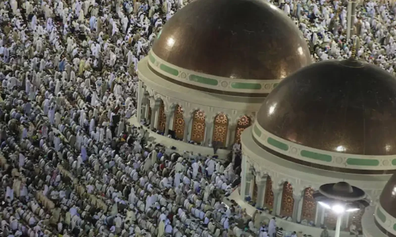 Saudi Arabia allows foreigners to invest in firms with property in Makkah, Medina