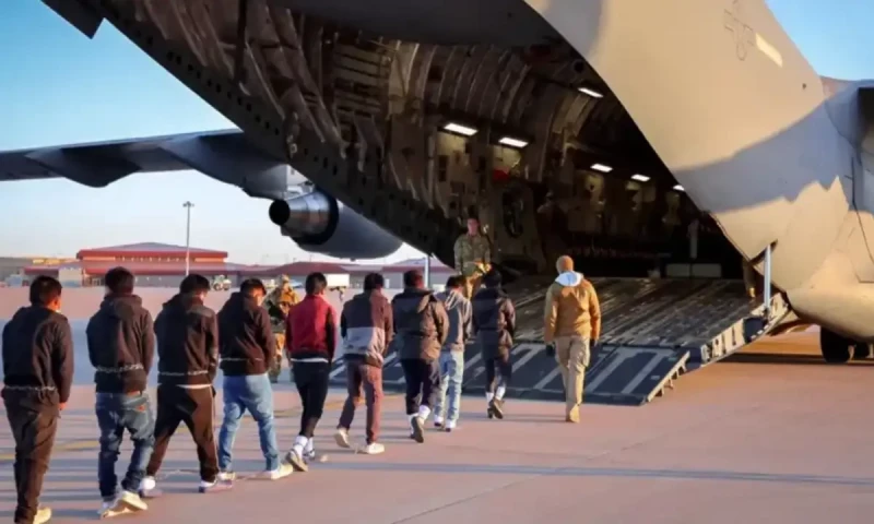 Colombia allows deportation flights after Trump threatens sanctions