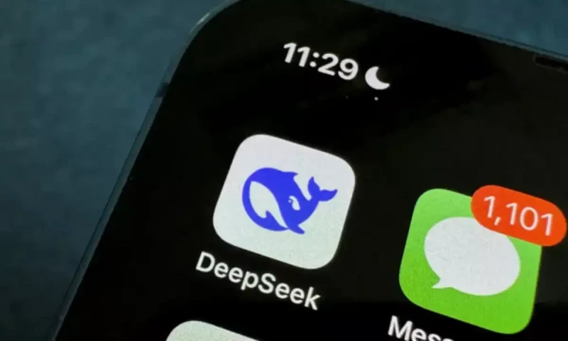 Japanese tech stocks hit by AI fears, dollar boosted by tariff talk