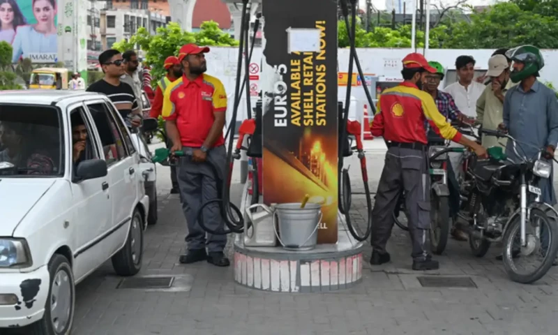 Petrol prices expected to further increase in Pakistan today