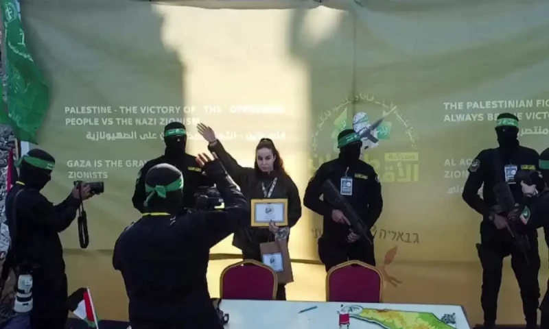 Israel delays prisoner release after chaotic hostage handover