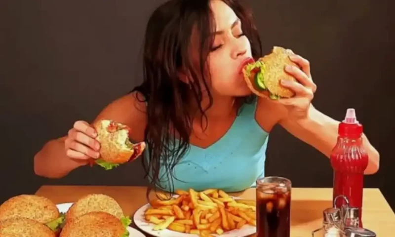 جلدی جلدی کھانا آپ کے ہاضمے اور صحت کوتباہ کر سکتا ہے