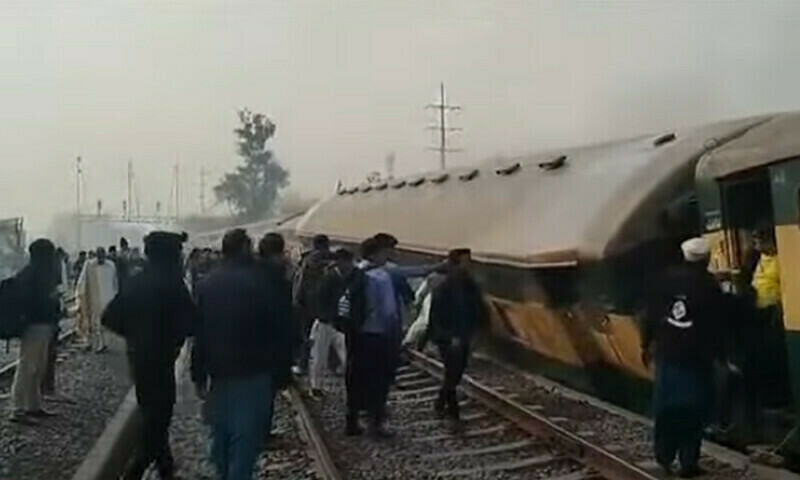 Karachi-bound Shalimar Express derails near Shahdara Bridge