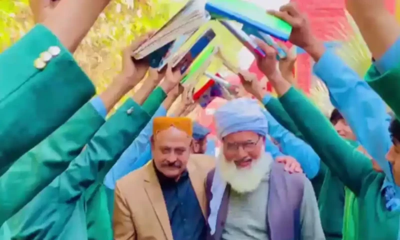 Unique farewell for retiring teacher in Pakpattan goes viral