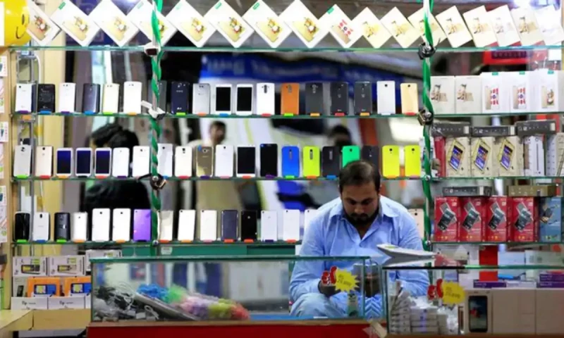 Pakistan mobile phone imports declines in first half of FY2024-25
