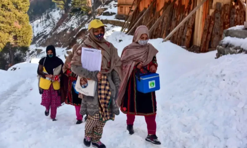 Pakistan health workers kick off polio drive despite snow