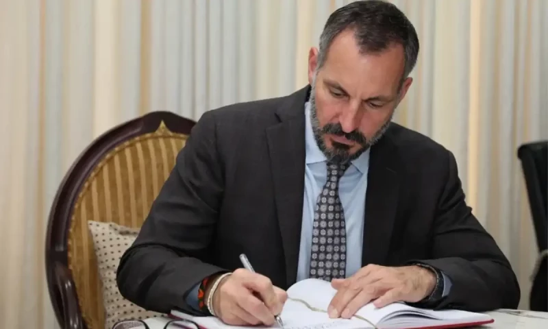 Prince Rahim Aga Khan named new imam of Ismailis