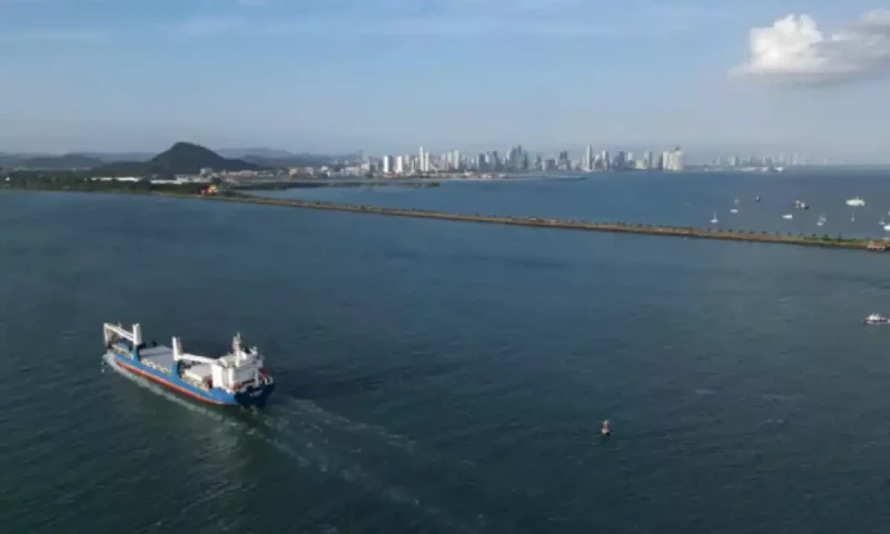 US claims free passage through Panama Canal
