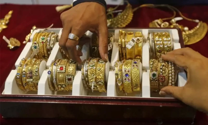 Gold breaches Rs300,000 mark in Pakistan
