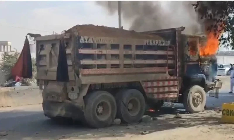 Tragic dumper truck accident in Karachi claims three lives