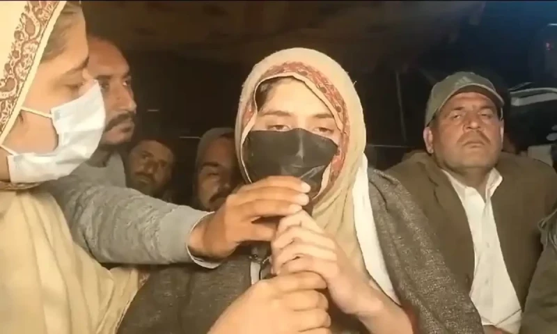 Asma Jattak makes emotional speech to protestors after release