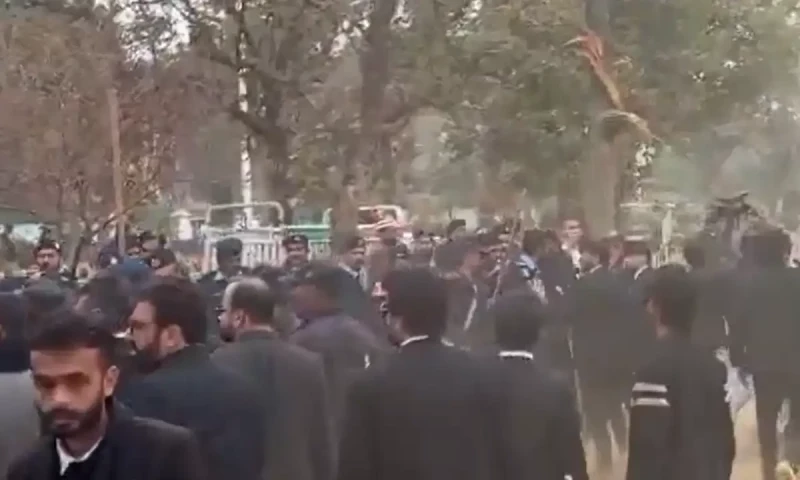Lawyers protest judicial appointments; justices Shah, Akhtar boycott JCP meeting
