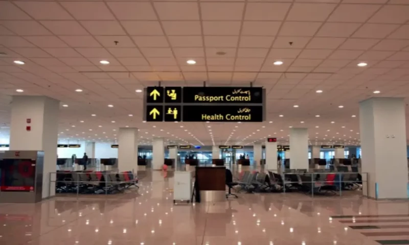 Saudi airline off-loads over 100 Pakistan Umrah pilgrims in Lahore