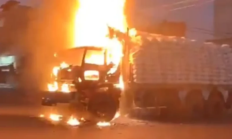 Unidentified men set cargo trucks on fire in Karachi&rsquo;s Landhi, Korangi