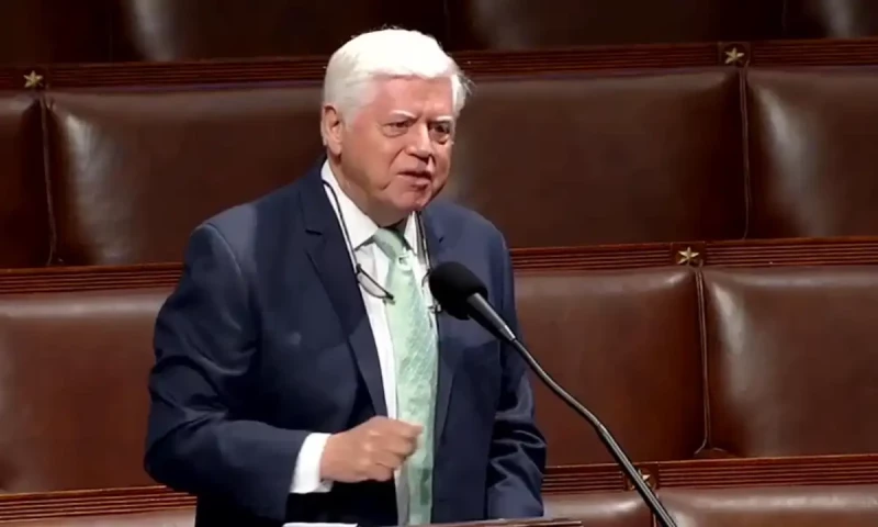 US Congressman John Larson freezes mid-speech on house floor