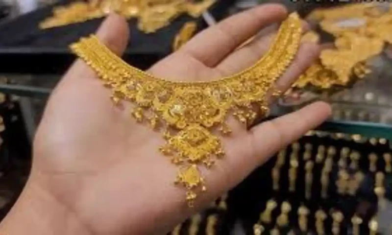 Gold prices decline in Pakistan as global market sees decline